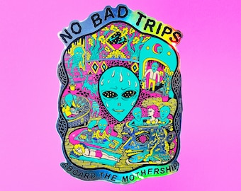 Può includere: Un adesivo olografico con un design psichedelico che presenta un viso alieno blu e il testo "NO BAD TRIPS ABOARD THE MOTHERSHIP".