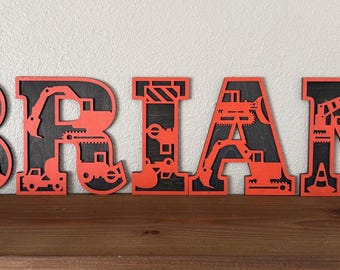 Dies ist ein personalisiertes Namensschild aus Holz für das Kinderzimmer