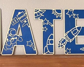 Space Kinderzimmer Namensschild - Personalisierte Holzbuchstaben mit Astronaut & Planeten