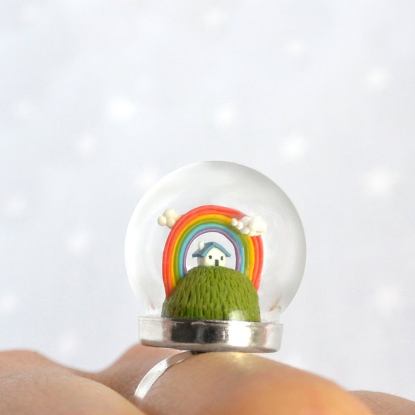 Bague terrarium miniature. Petite Maison avec arc-en-ciel et nuages sous une bulle de verre.