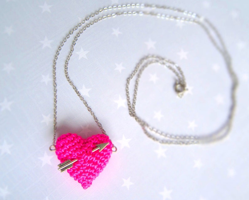 Knit jewelry-Crochet Neon Pink heart and arrow. Necklace. Fluo Pink. image 4