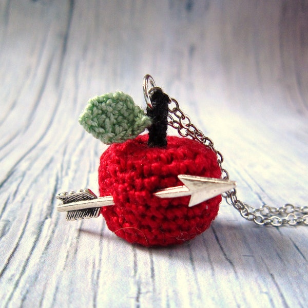 Collier tricoté. Pendentif pomme rouge au crochet percée d'une flèche. Collier d'Amour