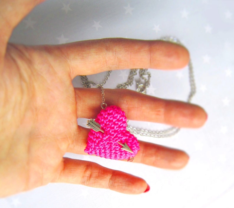 Knit jewelry-Crochet Neon Pink heart and arrow. Necklace. Fluo Pink. image 5