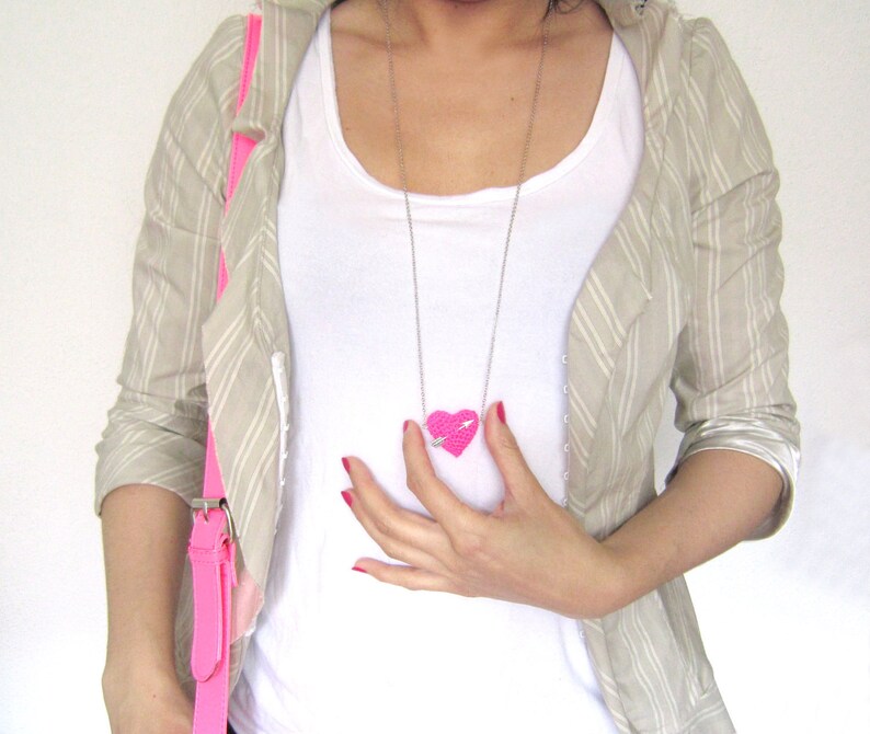 Knit jewelry-Crochet Neon Pink heart and arrow. Necklace. Fluo Pink. image 2