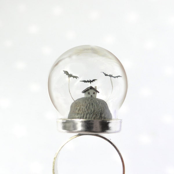 Bague terrarium miniature. Petite Maison hantée avec chauve-souris sous une bulle de verre.