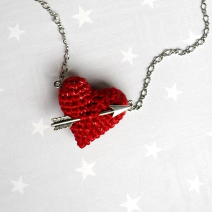 Pendentif de St Valentin coeur rouge au crochet percé d'une flèche. Collier Mariage, anniversaire femme