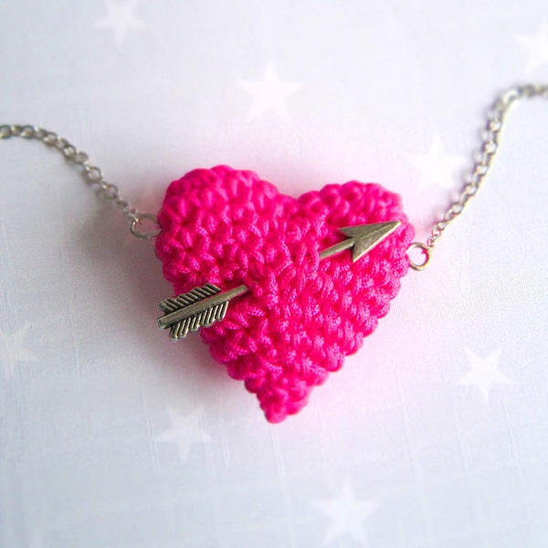 St Valentin Collier avec coeur rose fluo au crochet transpercé d'une flèche argent.