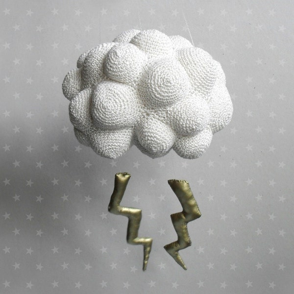 Mobile Tempête. Nuage blanc au crochet avec éclairs dorés.