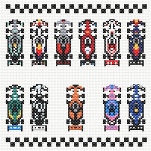 Puede incluir: Patrón de punto de cruz con diez coches de carreras coloridos en estilo pixelado. Los coches son de varios colores, incluyendo rojo, azul, verde y naranja, con detalles a cuadros en blanco y negro. Un borde a cuadros enmarca la parte superior e inferior.