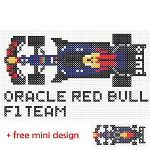 Peut inclure: Motif de point de croix d'une voiture de course Oracle Red Bull F1 Team. La voiture est principalement bleue avec des accents rouges, jaunes et noirs. Le texte "ORACLE RED BULL F1 TEAM" est en dessous, avec "+ free mini design" en rouge.