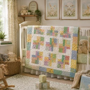 Puede incluir: Una colcha de patchwork para beb&eacute; con un patr&oacute;n de bloques repetitivos en suaves estampados florales pastel en tonos rosa, amarillo, verde y azul, bordeada por un marco de tela blanca, sobre una cuna de madera blanca en una habitaci&oacute;n infantil.