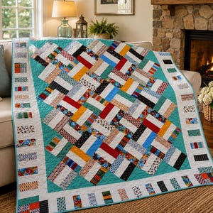 Peut inclure: Une courtepointe rectangulaire présentant un motif tissé de bandes de tissu multicolores rouges, jaunes, bleues et noires sur un fond bleu sarcelle vif. La courtepointe possède une bordure blanche ornée de petits patchs de tissu rectangulaires.