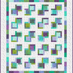Puede incluir: Una colcha rectangular con un patr&oacute;n repetitivo de peque&ntilde;os cuadrados multicolores en tonos violeta, verde azulado, verde lima y azul. Los bloques centrales est&aacute;n dispuestos en una cuadr&iacute;cula sobre un fondo blanco, enmarcados por un borde.