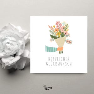 Puede incluir: Tarjeta de felicitación blanca con una ilustración de un ramo de flores. El ramo, sostenido por una mano con una manga a rayas, incluye flores rosas, amarillas y naranjas. El texto "HERZLICHEN GLÜCKWUNSCH" está debajo.