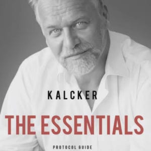 Puede incluir: Imagen en blanco y negro de un hombre con camisa blanca. La portada del libro dice "THE ESSENTIALS PROTOCOL GUIDE" en texto rojo y blanco. El libro es publicado por voedfa.