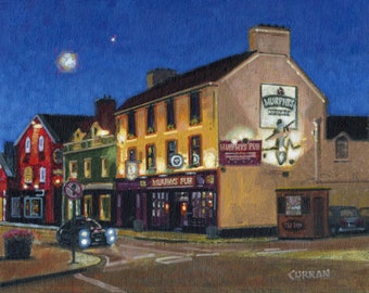 Op de afbeelding: Een olieverfschilderij van een straatbeeld 's nachts met verschillende gebouwen, waaronder een pub genaamd "Murphys Pub". De gebouwen zijn verlicht met warm licht en een auto rijdt over de straat. De lucht is donkerblauw met een maan.