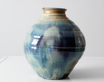 手作りのコバルトブルーの陶器の花瓶、テクスチャード陶器、1969年署名