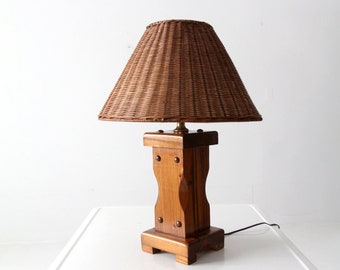 Vintage Holzlampe mit Korbschirm