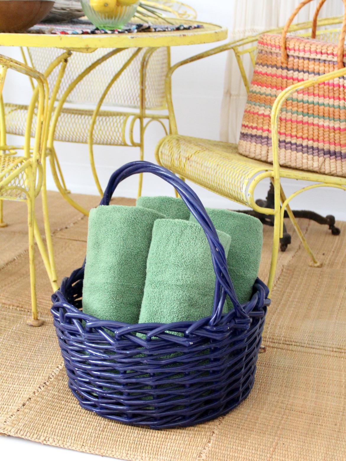 ハンドル付きの大きなヴィンテージブルーの籐バスケット - Etsy 日本