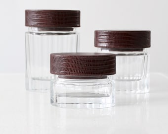 Conjunto de 3 potes de vidro lapidado vintage com tampas de couro