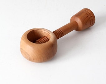 Cascanueces antiguo de madera torneada de mediados de siglo