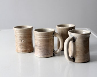 Set med 4 vintage handgjorda studiokeramikmuggar