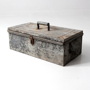 caja de herramientas antigua de metal galvanizado