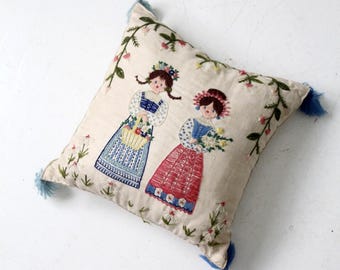 Vintage gesticktes Mädchenkissen