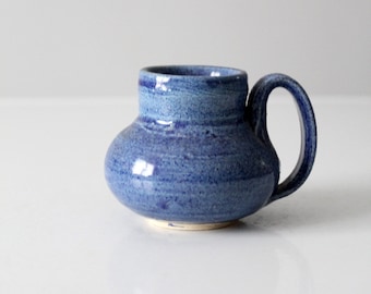 Taza de cerámica vintage hecha a mano en estudio