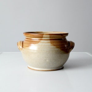 zabytkowy garnek z ceramiki studyjnej