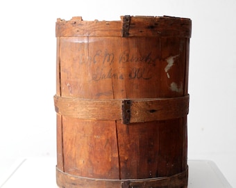 Puede incluir: Un cubo de madera vintage con una inscripción manuscrita que dice "C.E.M. Birch, Salem, Ill."