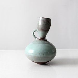 brocca vintage in ceramica da studio inclinata