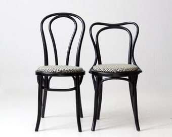 par de sillas de café vintage de madera curvada pintadas con tapizado