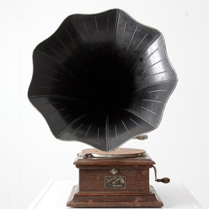 Victor II Victor Victrola, antique record player with horn image 2