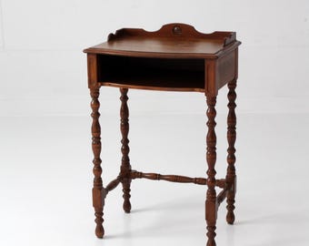 Mesa de teléfono de estilo neocolonial, circa 1940.