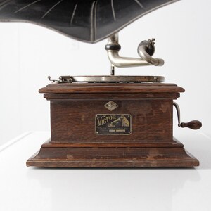 Victor II Victor Victrola, antique record player with horn image 3