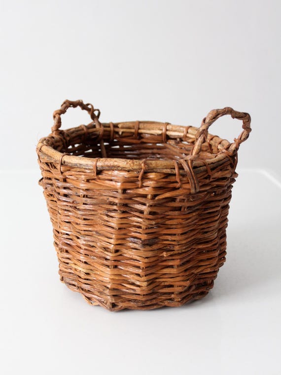 Vintage handgewebter Weidenkorb mit gedrehten Griffen