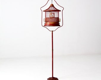 Jaula de pájaros antigua, jaula roja sobre soporte