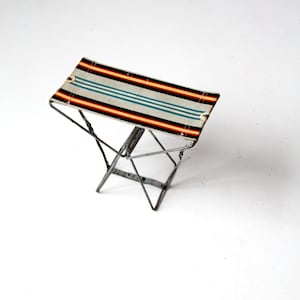 Taburete de camping a rayas, taburete de camping con estructura de metal vintage