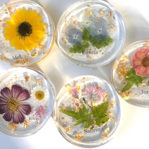 Posavasos de resina floral personalizado para regalo de boda, ideal como recuerdo de boda o regalo para damas de honor.