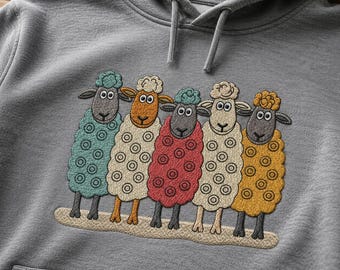 Puede incluir: Una sudadera con capucha de color gris jaspeado que presenta un gráfico bordado de cinco ovejas estilizadas de pie en fila. Las ovejas son de color verde azulado, crema, rojo, blanco roto y amarillo mostaza, con caras gris oscuro y lana circular.