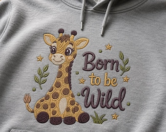 Puede incluir: Una sudadera con capucha gris jaspeado que presenta un diseño bordado de una jirafa de dibujos animados con manchas marrones. El texto "Born to be Wild" está bordado en hilo morado oscuro y dorado, junto a pequeñas estrellas, hojas y hierba.