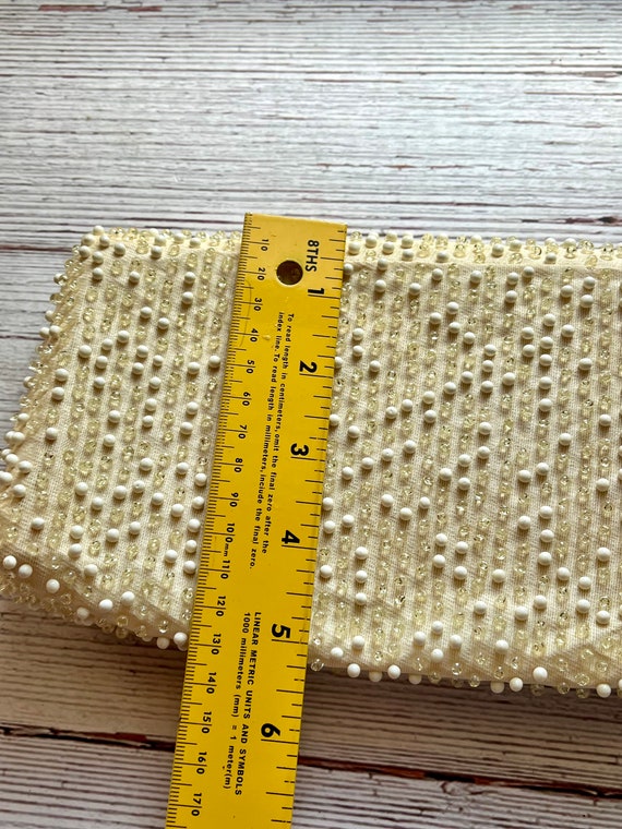 Vintage 1960s Beaded Clutch Purse in White & Clea… - image 9