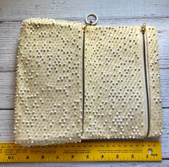 Vintage 1960s Beaded Clutch Purse in White & Clea… - image 10