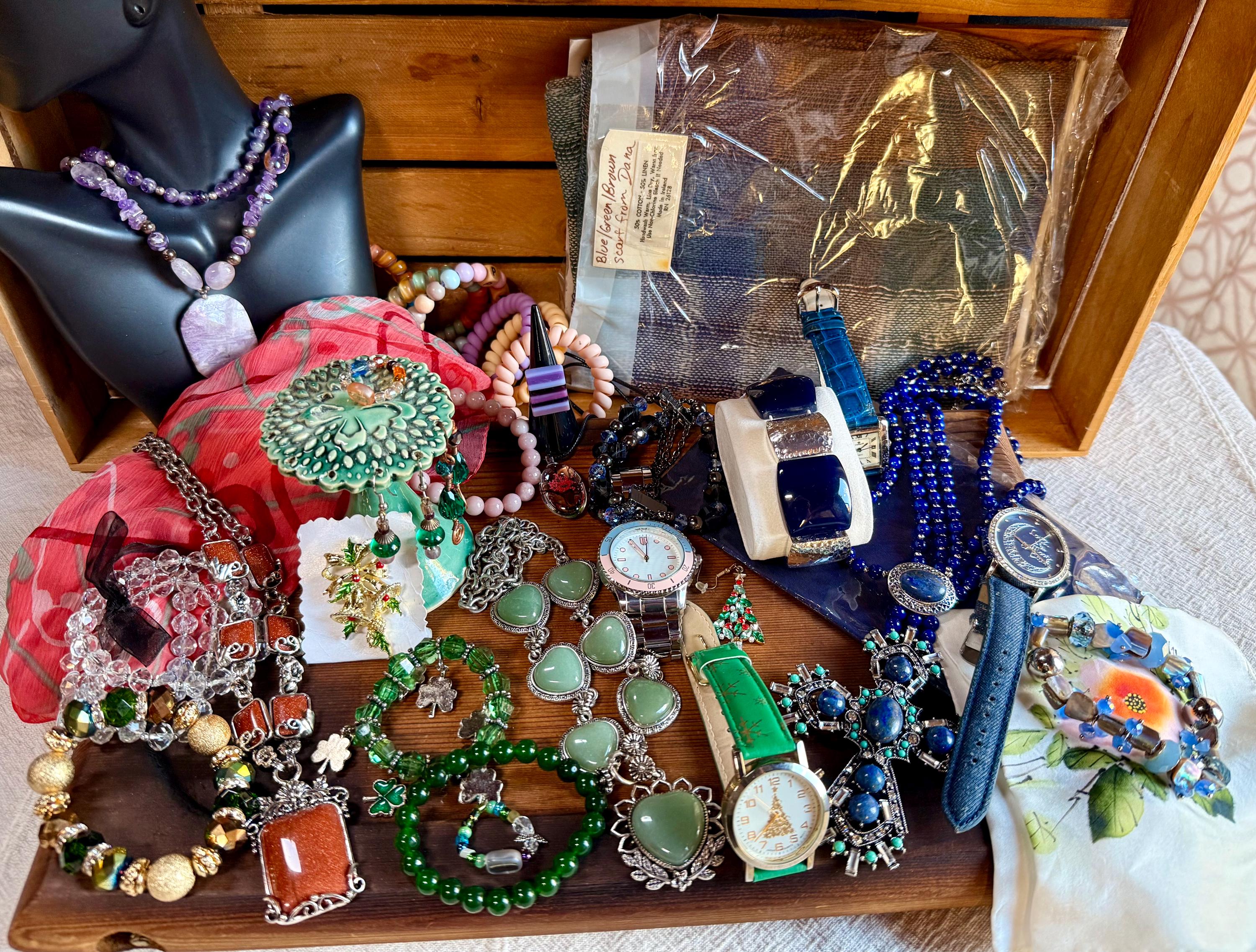 Vintage Costume Jewelry Set — Watches, Bracelets, Earrings  display picture 3