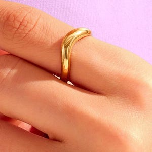 14k Solid Gold Wavy Dome Ring / Asymmetrical Curved Stacking Band / Solid Gold Squiggle Ring for Women / Gift for Women