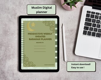 Peut inclure: Un planificateur numérique sur une tablette avec le texte "Muslim Digital planner" en haut. Le planificateur a une couverture verte avec des accents dorés et les mots "Productive Weekly Undated Barakah Planner". Un stylet blanc et un ordinateur portable sont également visibles.