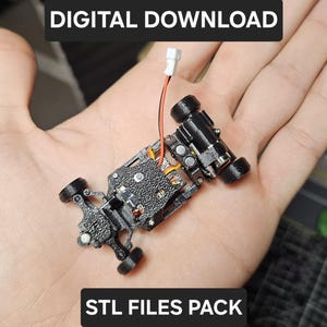 Könnte beinhalten: Ein kleines, schwarzes 3D-gedrucktes Modellauto mit vier Rädern, elektronischen Bauteilen und Verkabelung. Das Bild enthält den Text "DIGITAL DOWNLOAD" und "STL FILES PACK".
