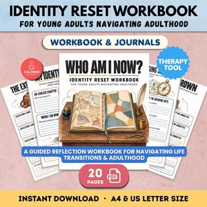 Könnte beinhalten: Das Identity Reset Workbook für junge Erwachsene ist ein digitaler PDF-Download mit 20 Seiten. Das Cover zeigt den Titel Who Am I Now? über einer Illustration eines aufgeschlagenen Buches auf einem Holztisch mit Federkiel und Tinte.