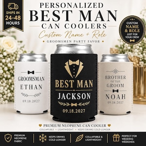 Könnte beinhalten: Drei zylindrische Dosenkühler in Weiß, Schwarz und Beige. Der schwarze Kühler zeigt eine goldene Smoking-Grafik, den Text BEST MAN, JACKSON und 09.18.2027. Die weißen und beigen Kühler haben schwarzen Text, Fliegen-Grafiken, Namen und Daten.
